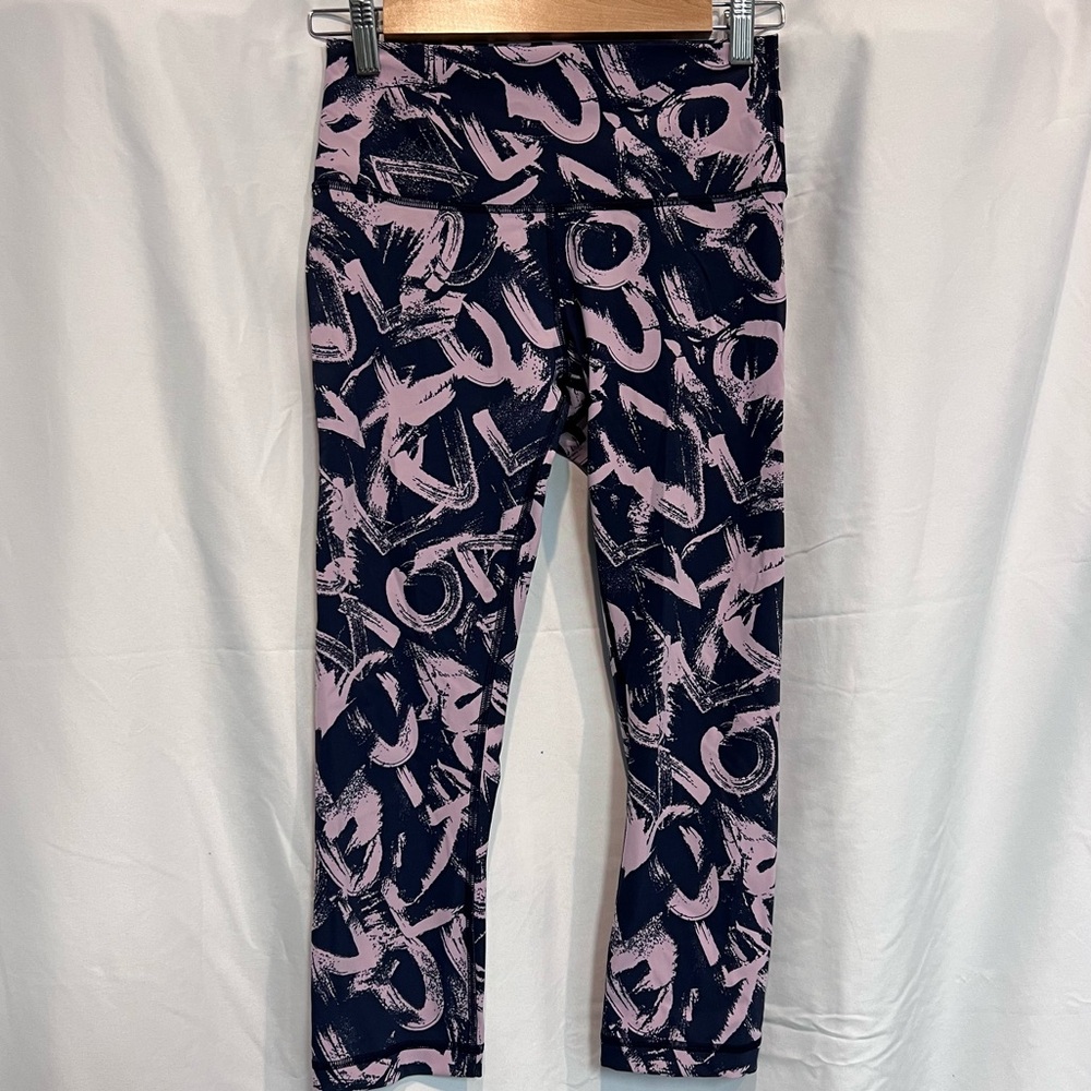 Women’s Lululemon leggings cropped with print- size 6